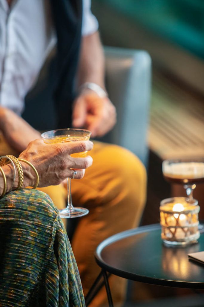 Bodega Personne tient son cocktail Gulf Stream