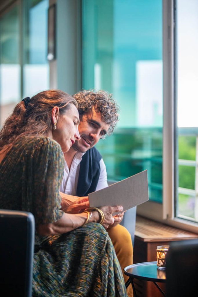 Bodega1 2 personnes regardent la carte au Gulf Stream